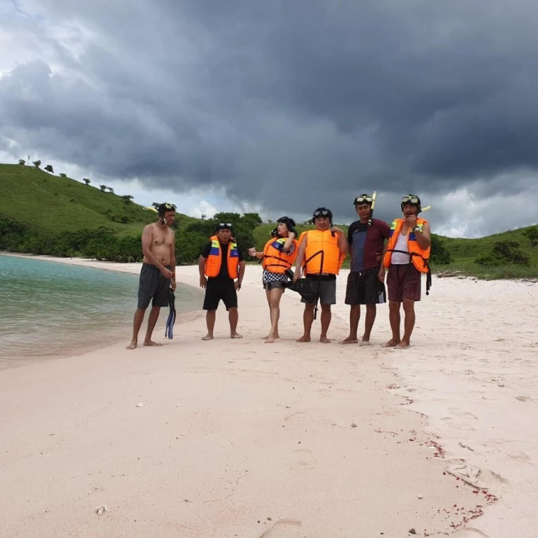 Flores One Love Homestay & Tours
