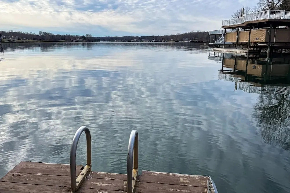 Lakedaze - Spacious Dog-friendly Lakefront House W/dock, hot tub & Putting Green