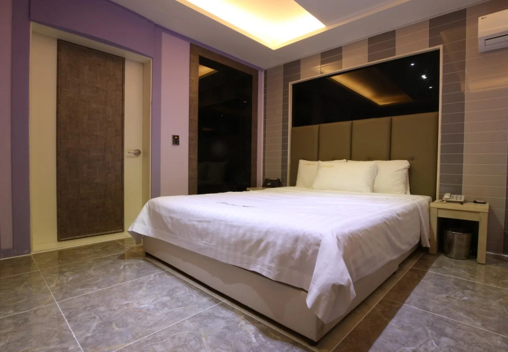 Show Hotel