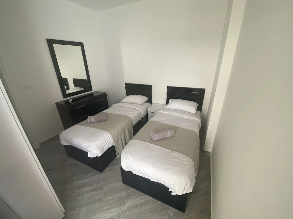 Bali Themed Luxury Spacious 3 Bed Balcony Pool Gym