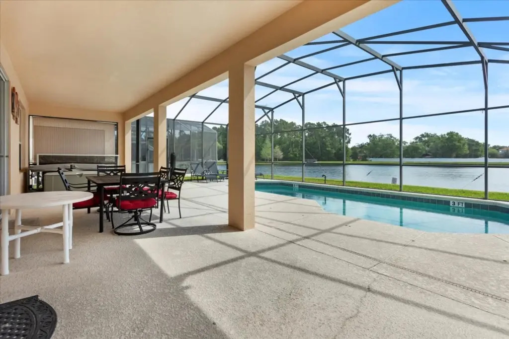 6 Bedrooms 45 Bathrooms Seasons 1270 Sb
