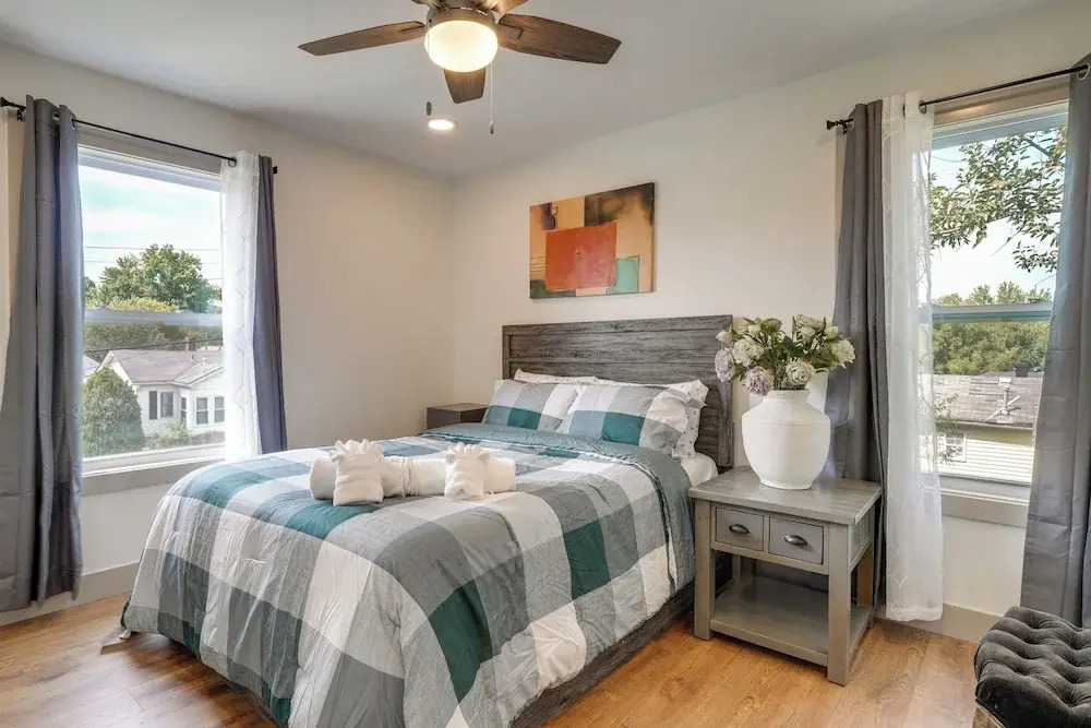 1 Mi to Downtown: New Albany Home w/ Yard