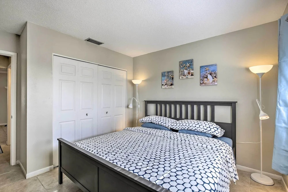 Walk to Beach & Dining: Sunny St Pete Condo!