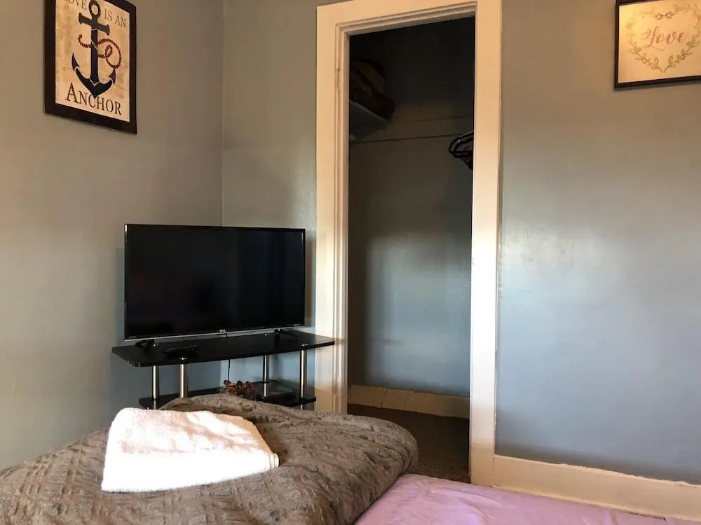 Hollywood Budget Guest Rooms