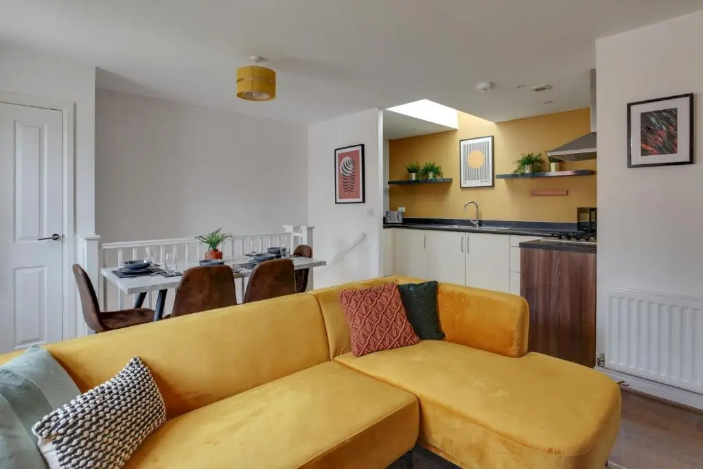 Beautiful Two Bedroom Coach House - Free Parking & Netlfix