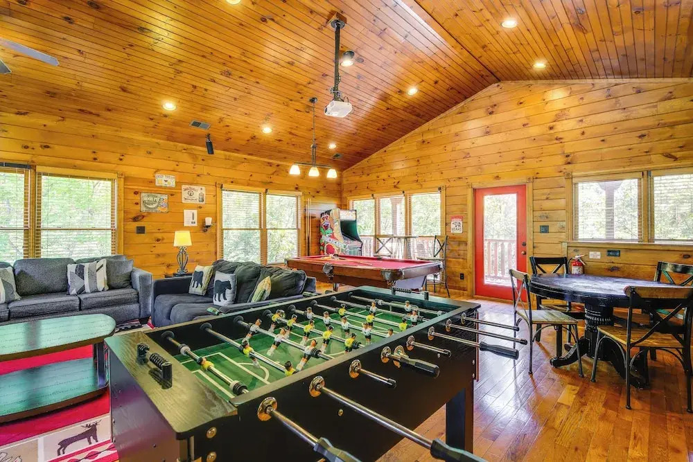Cabin w/ Pool Access ~ 3 Mi to Downtown Gatlinburg