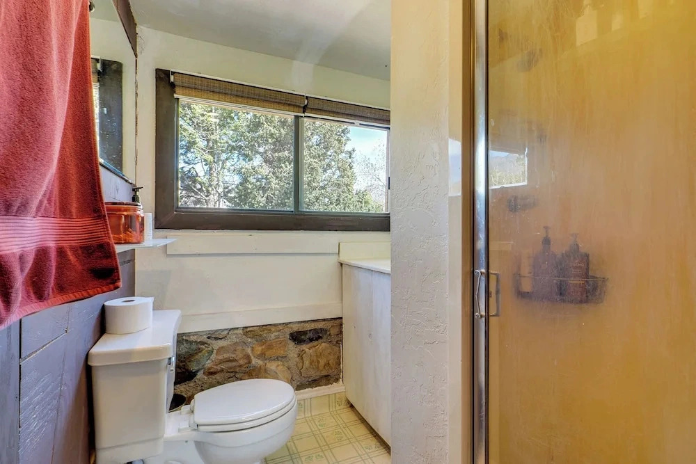 Historical Mtn-view Getaway w/ Hot Tub in Sandy
