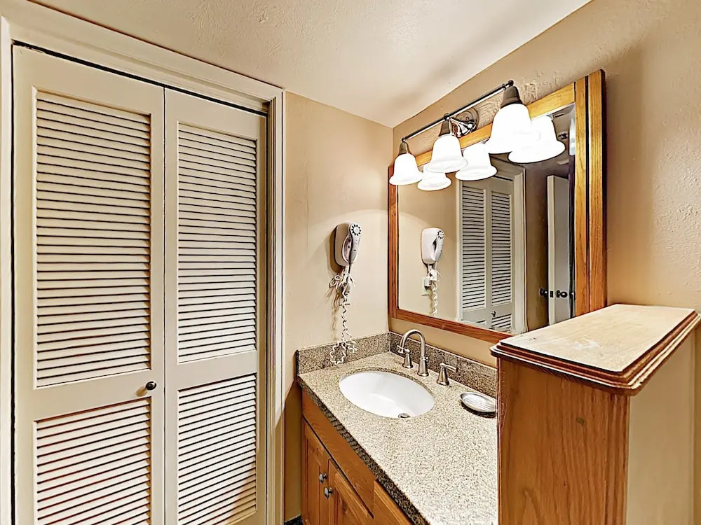 New Listing! Large Ski-in/ski-out: Pool & Hot Tub 1 Bedroom Condo