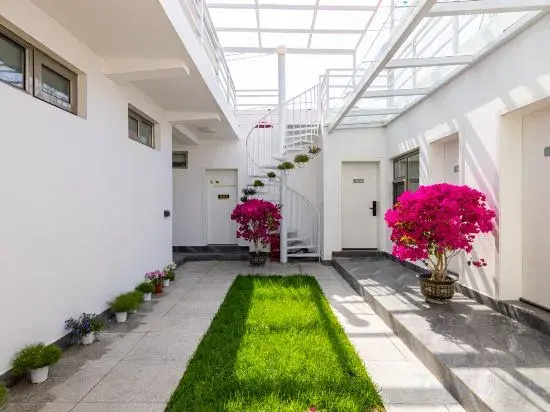 Luxia Inn (Huairou North Station University of Chinese Academy of Sciences Yanqi Lake Campus)