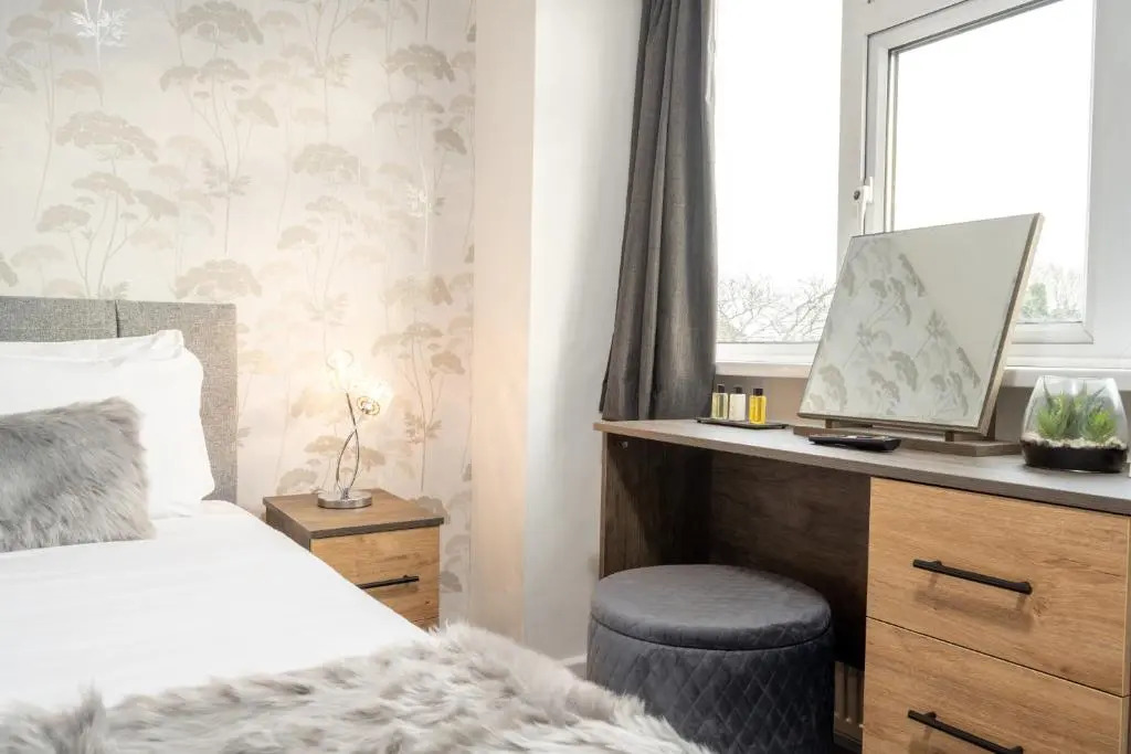 Treetops House -Luxury modern 4-bed, sleeps 10 -Solihull, JLR, NEC, Resorts World, Birmingham Airport, HS2