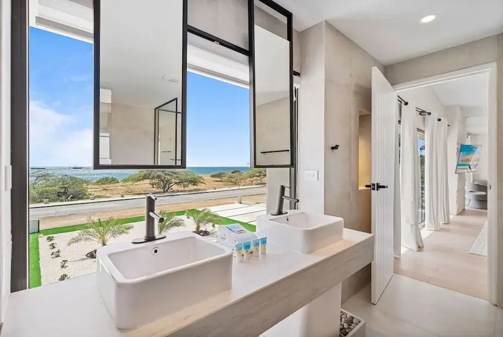 Massive Oceanfront Villa - Spa - Sauna - Gameroom - Malmok!