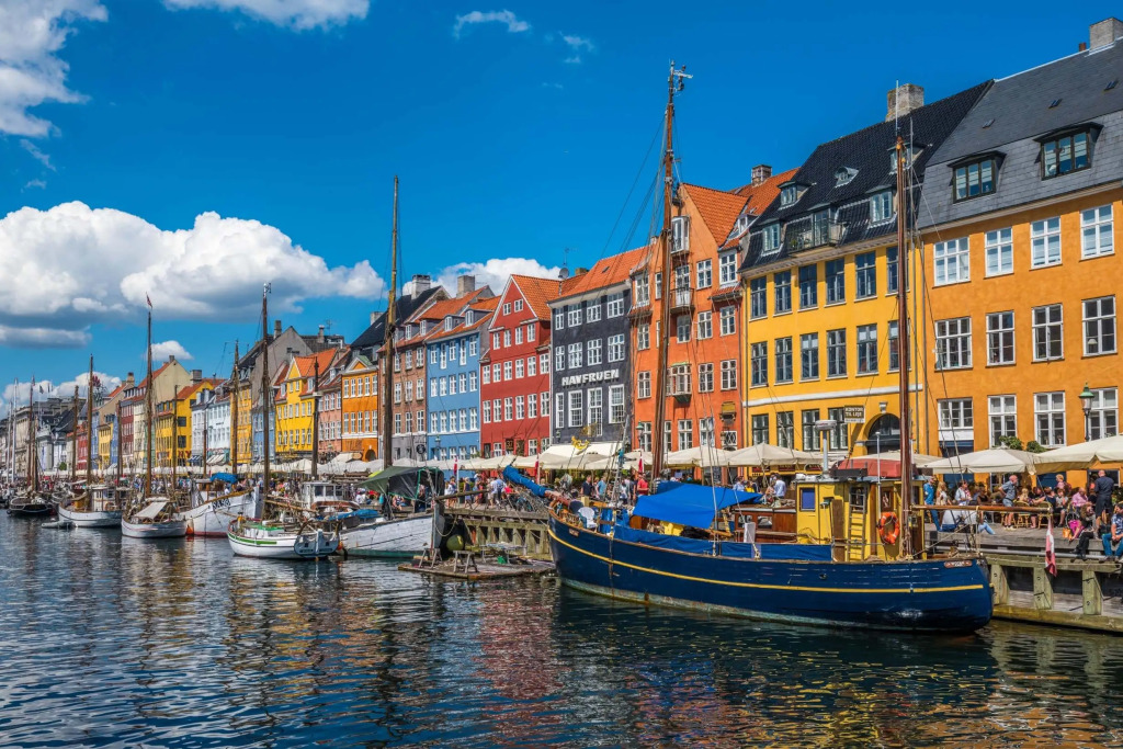 ★Apt. Centrum of CPH, 50M to Metro, w. Balcony!★