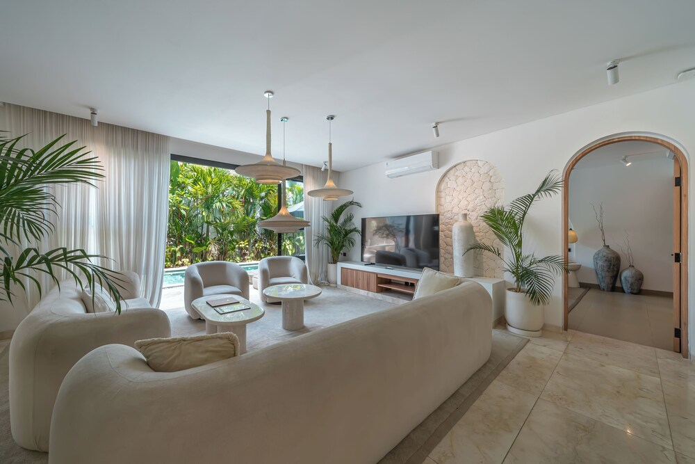 Altara Villa Umalas - Stylish 4BR Villa with Patio & Balcony in Umalas