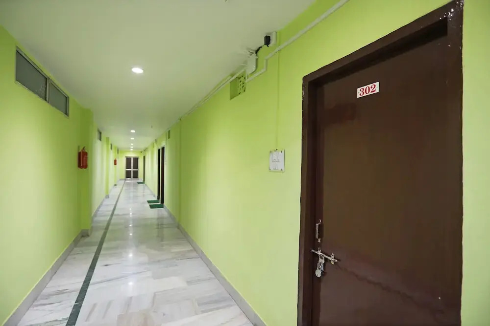 OYO 28355 Hotel Raj Mahal