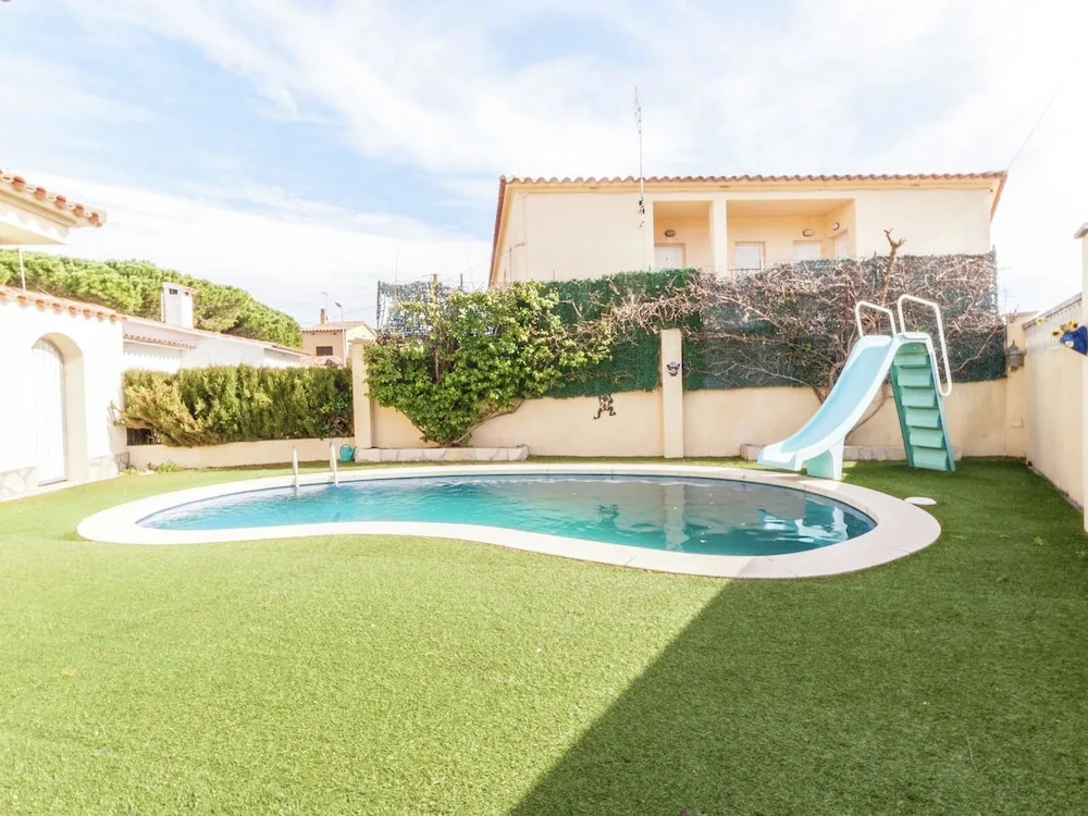 Alluring Villa in L'escala With Private Swimming Pool