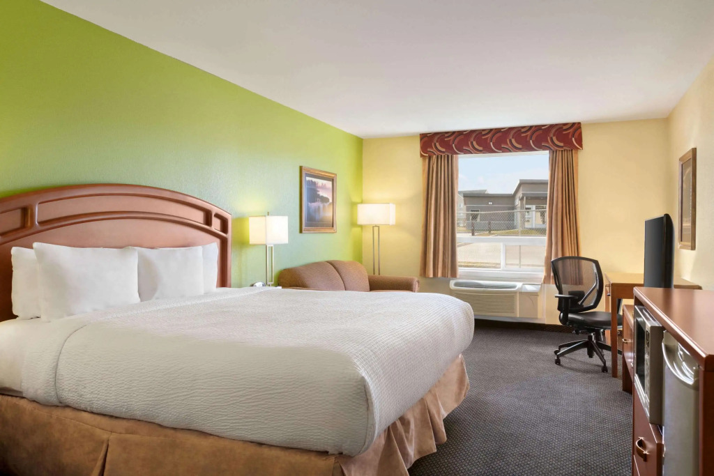 Days Inn & Suites by Wyndham Thompson