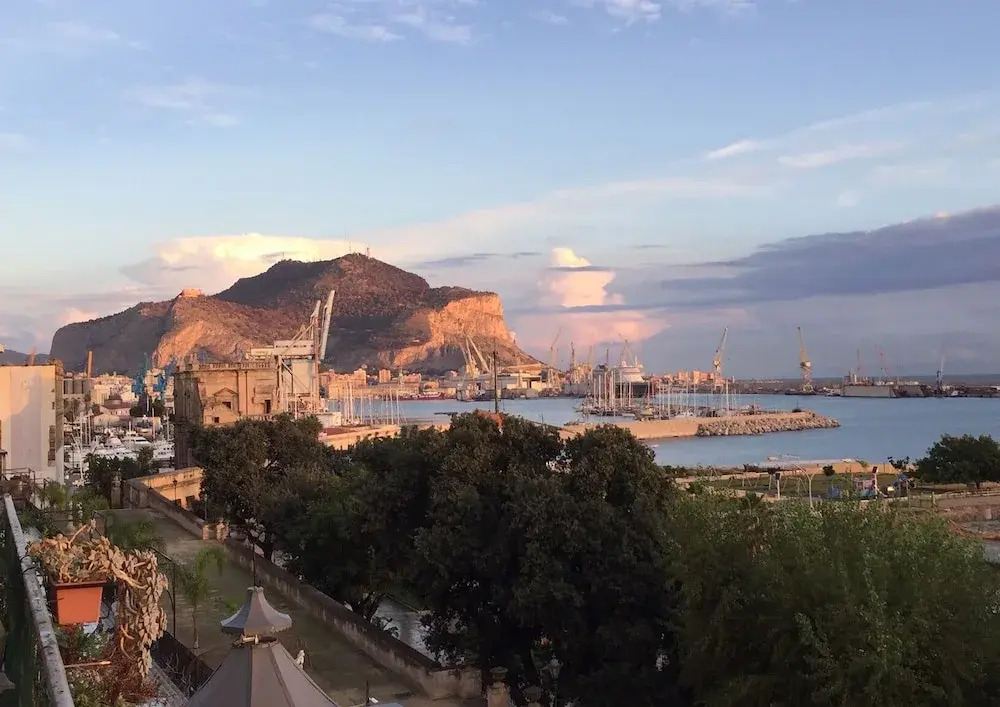 Amazing Sea View in Historic Building in Downtown by Wonderful Italy