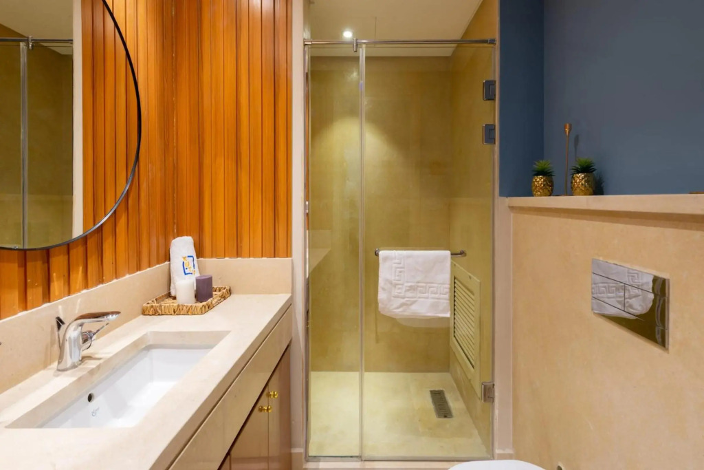 Elegant & Edgy 2 BR w Beach & Pool Mangroovy