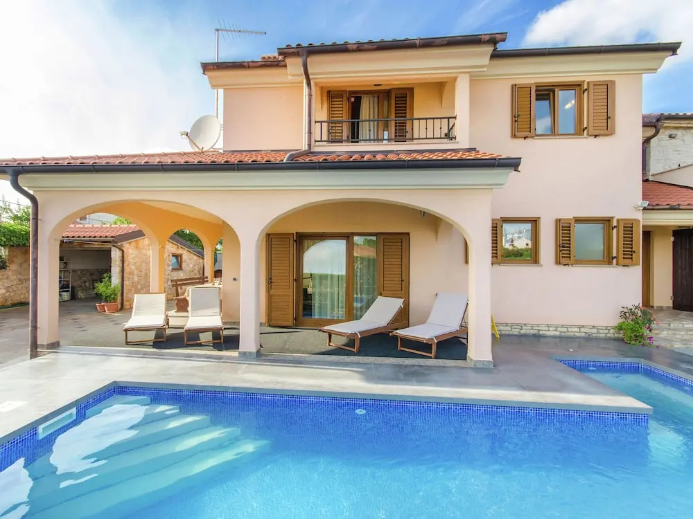 Comfortable Holiday Home in Rovinj with Private Pool
