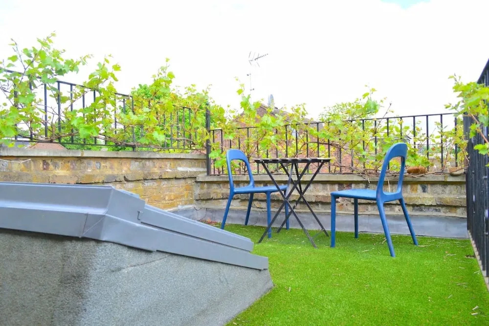 2 Bedroom Apartment With Roof Terrace in Camden