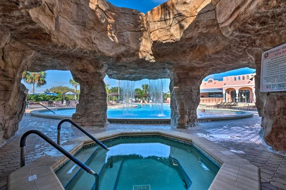 Lovely Lady Lake Home w/ Resort Amenities & Lanai!