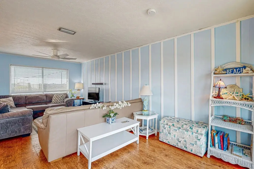 Serene 2-level Home With Wifi & Deck - Walk to Beach, 1 dog Welcome