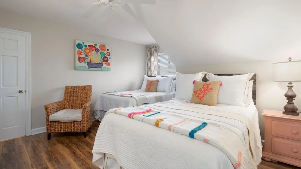 CONDO with GOLF CART and short walk to Village of Baytowne Wharf