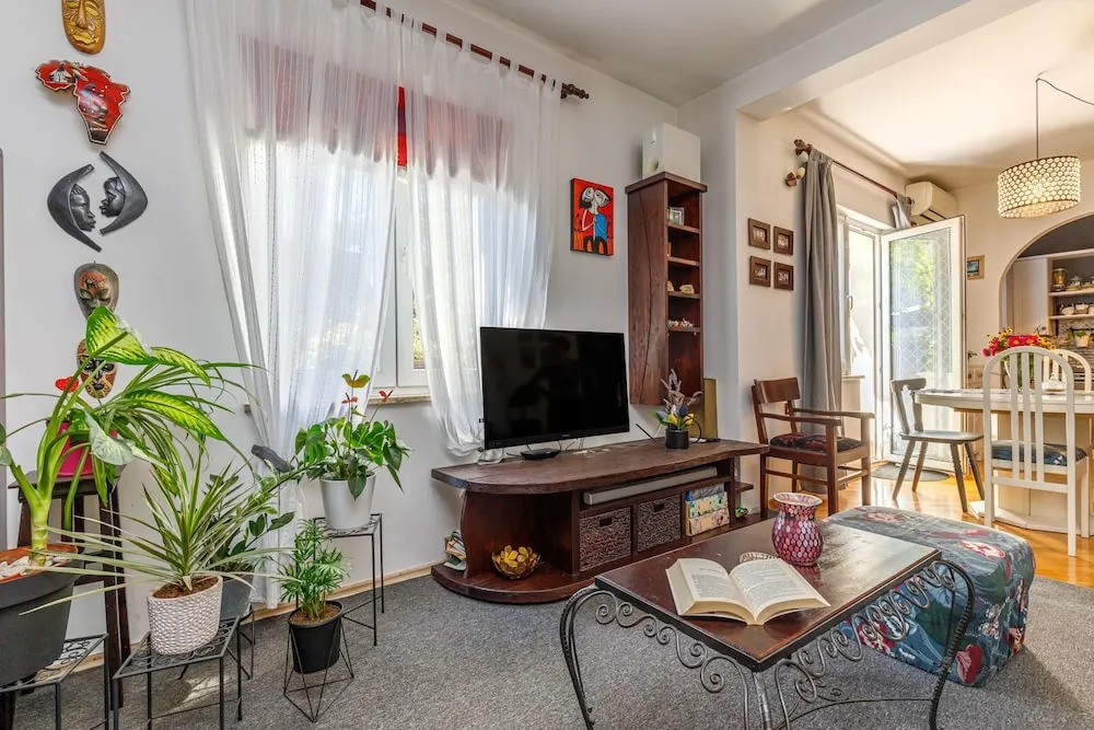Cozy Home with Private Garden - Happy Rentals