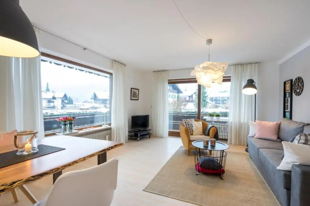 Wintertraum im Allgäu Alpine und Deluxe Sonnenwinkel, 4 Sterne Klassifiziert, WLAN gratis, großer Balkon mit Bergsicht, ruhig und doch zentral gelegen, tolle neu renovierte Ferienwohnung mit separaten Schlafzimmer, Brötchenservice, Hunde auf Anfrage
