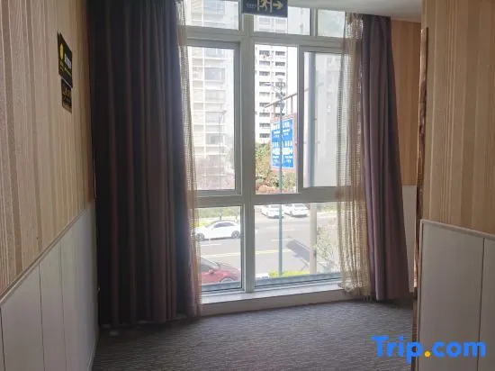 Zhihe E-sports Hotel (Yancheng Golden Eagle Shopping Center Julong Lake Store)