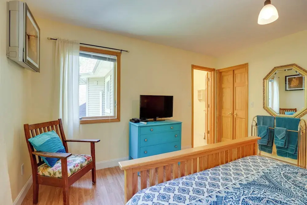 'lockes Glen' - Lakefront Geneva Getaway w/ Dock!