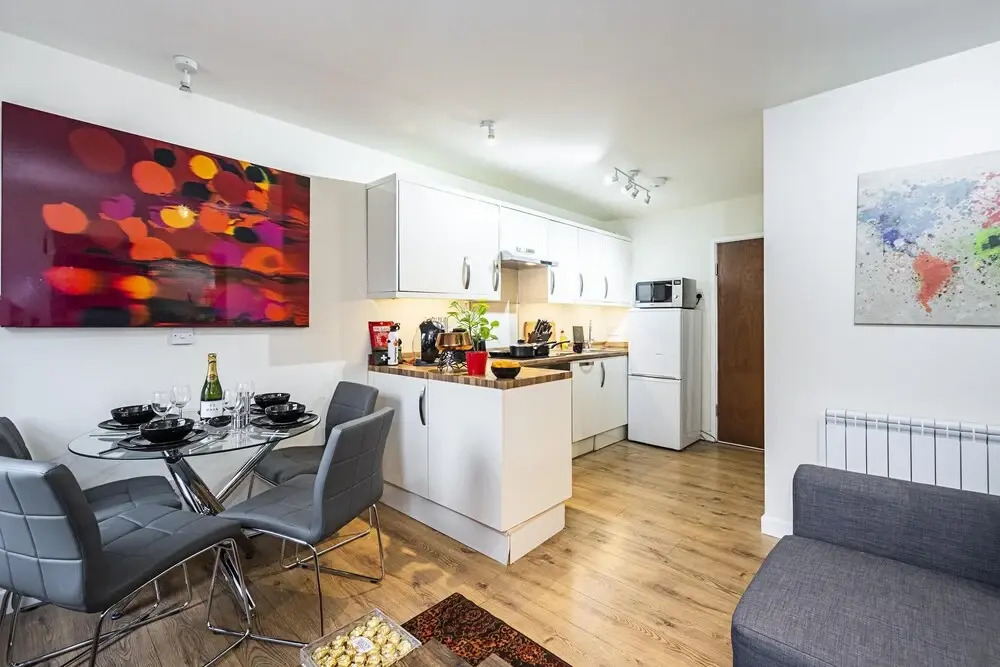 Incredible Light Filled Studio Apartment + Free Parking Sleeps 4