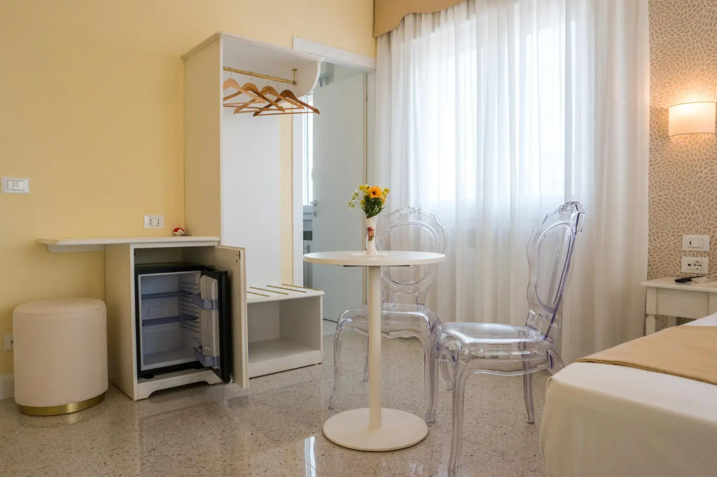 Guest House Train Station Venice - Atika & Atif