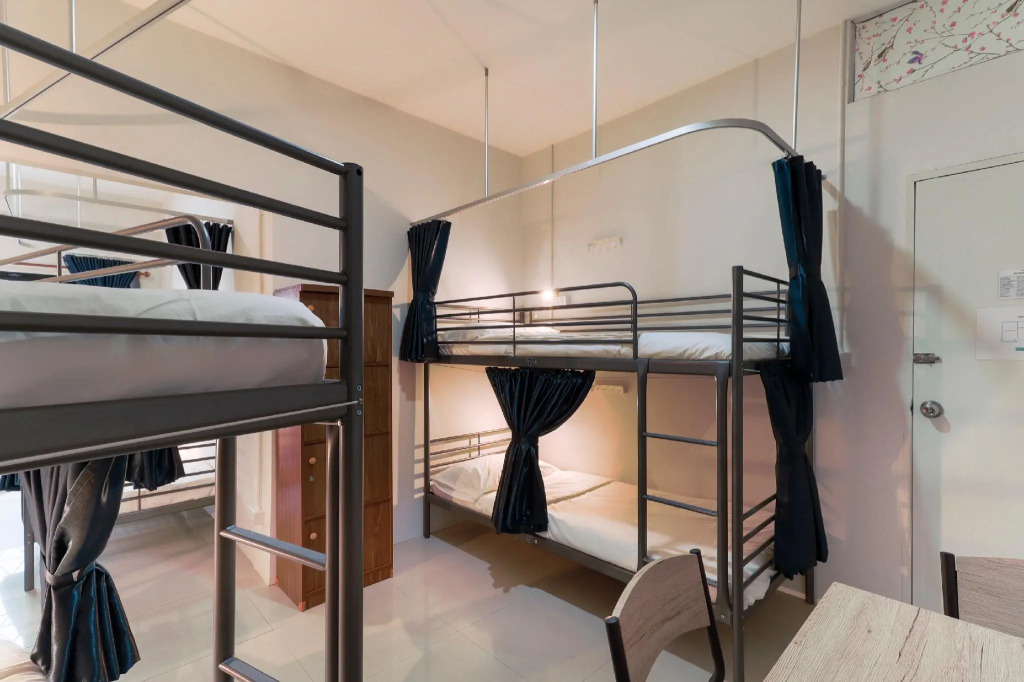 OYO 724 Green Light Cafe and Bed Hostel