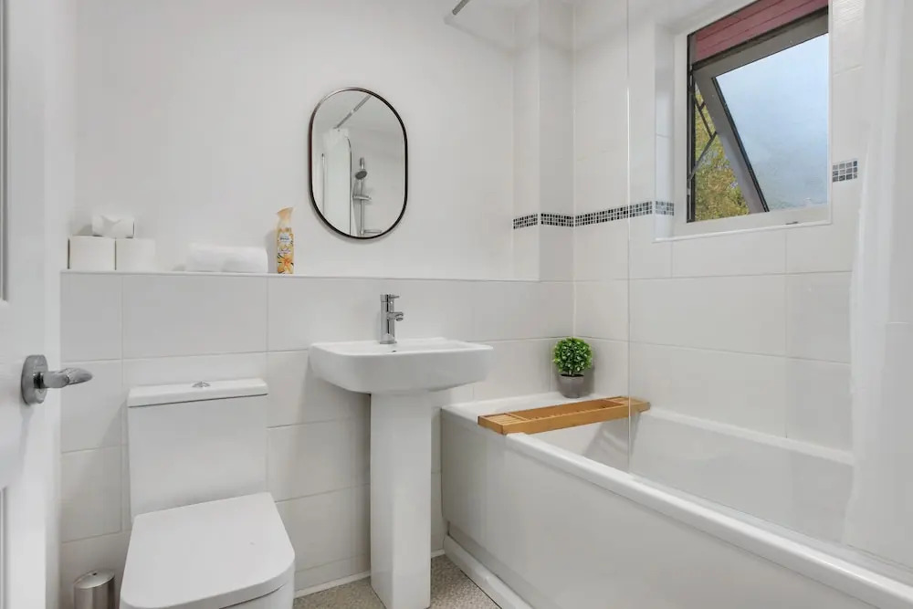 Inviting 2-bed House in Milton Keynes - Netflix