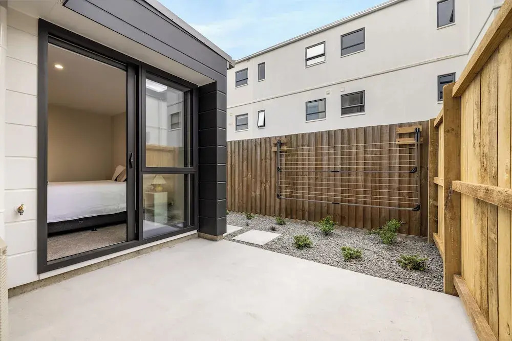 Spacious 3 Bedroom Townhouse - Close to Stadium