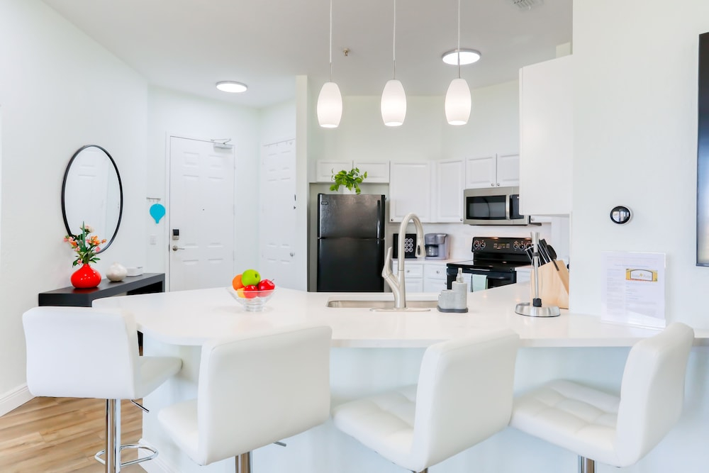 Snowbird-friendly Condo Near Walt Disney World Resort W/pool, Wifi, AC, and W/D