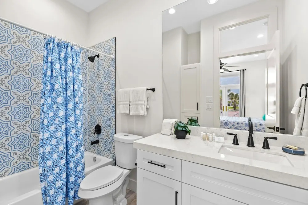 Seaside Rendezvous - Private Home Across From Community Park 4 Bedroom Home by RedAwning