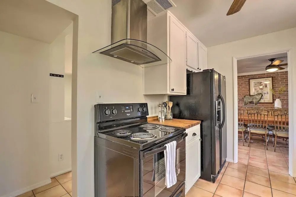 Pet-friendly Home, 4 Miles to U of A Campus