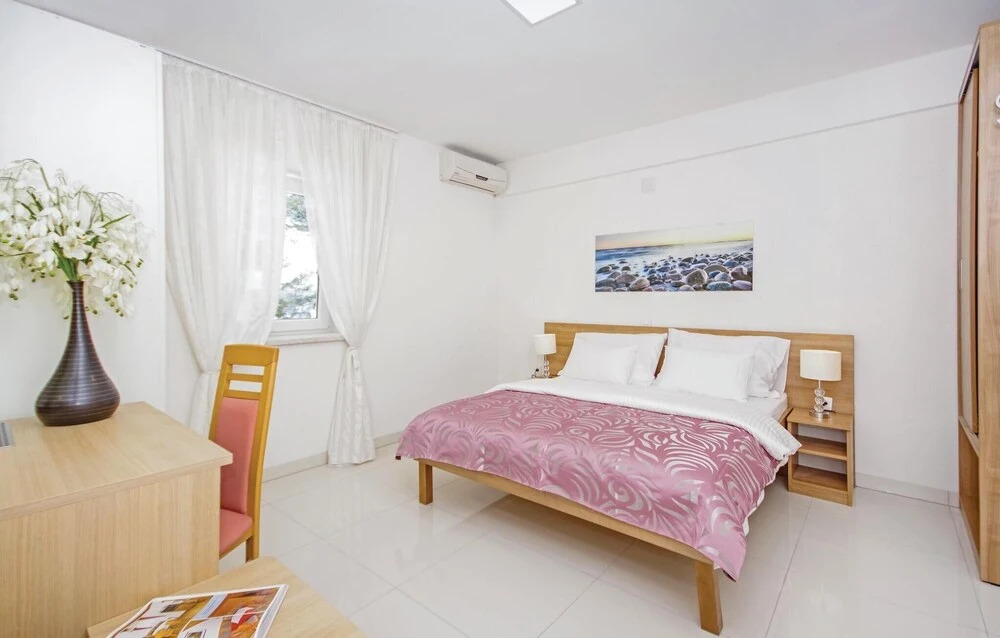Nice Home in Brela with Hot Tub, WiFi & 4 Bedrooms