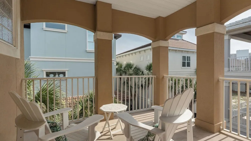 Spyglass by Avantstay 5BR + 3 Balconies + Community Pool Walk to Beach + Minutes to Harborwalk Village & Henderson Beach State Park