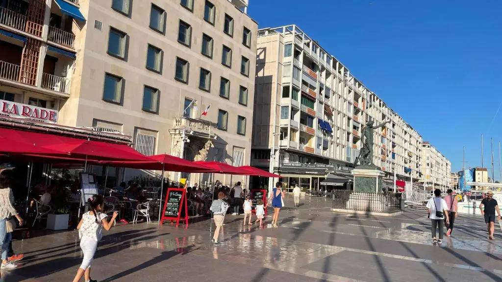 Vue sur rade appartement élégant vaste climatisé étage élevé ascenseur proche parking et toutes commodités au cœur du Toulon historique
