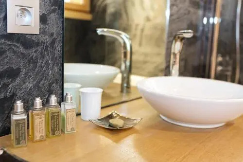 Chalet Isabelle Mountain lodge 5 star 5 bedroom en suite sauna jacuzzi