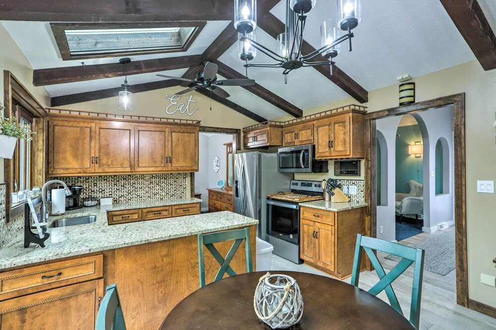 Vermilion River Home w/ Hot Tub & Private Dock