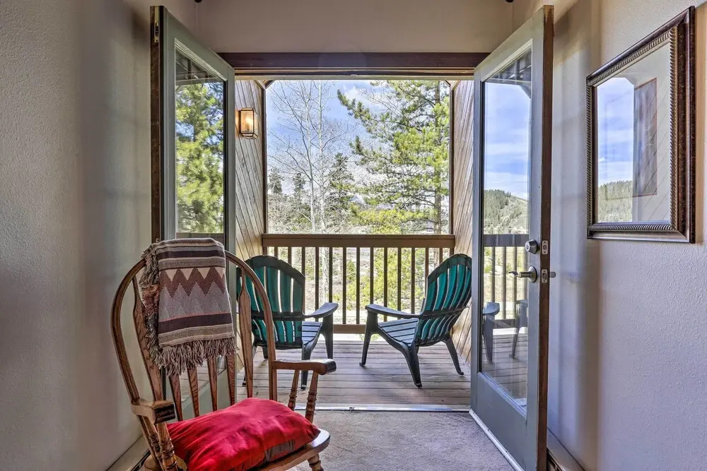 2 Mi to Lake Dillon: Spacious Condo w/ Mtn Views