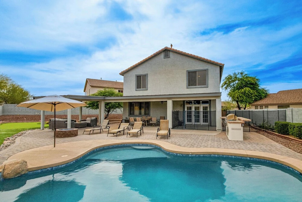 Putting Green, Pool Table! West Valley Family Home