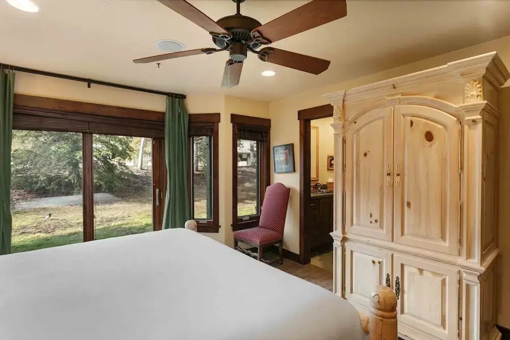 1617 - Six Bedroom plus Den Lakeside 6 Condo