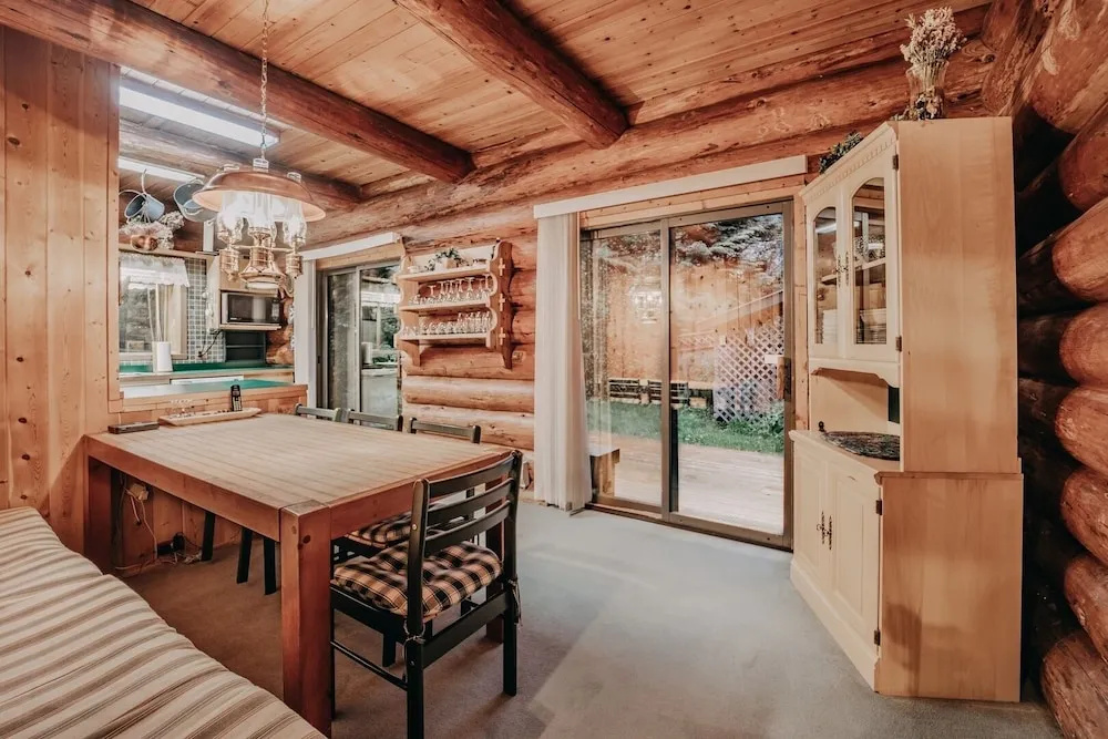 11sl - Wi-fi - No Pets Log Cabin - Sleeps 7 2 Bedroom Cabin by Redawning