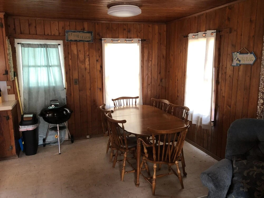 Blackbeard's Retreat - Historic And Pet Friendly 3 Bedroom Cottage by RedAwning