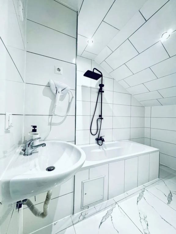 Comfortable 5 BR Apt near Schonbrunn